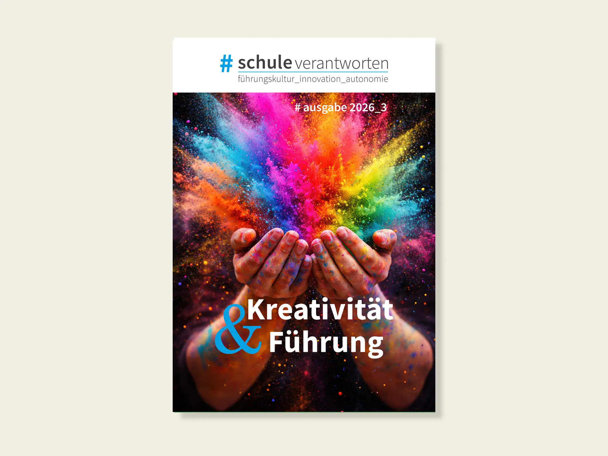 Die Titelseite der Ausgabe 3/2026 von #schuleverantworten zeigt zwei nach oben geöffnete Hände, aus denen sich eine farbige Wolke aus Pulverpartikeln entfaltet. Im Zentrum steht der Titel «Kreativität & Führung». Oben sind der Schriftzug «#schuleverantworten» sowie der Untertitel «führungskultur_innovation_autonomie» zu sehen.