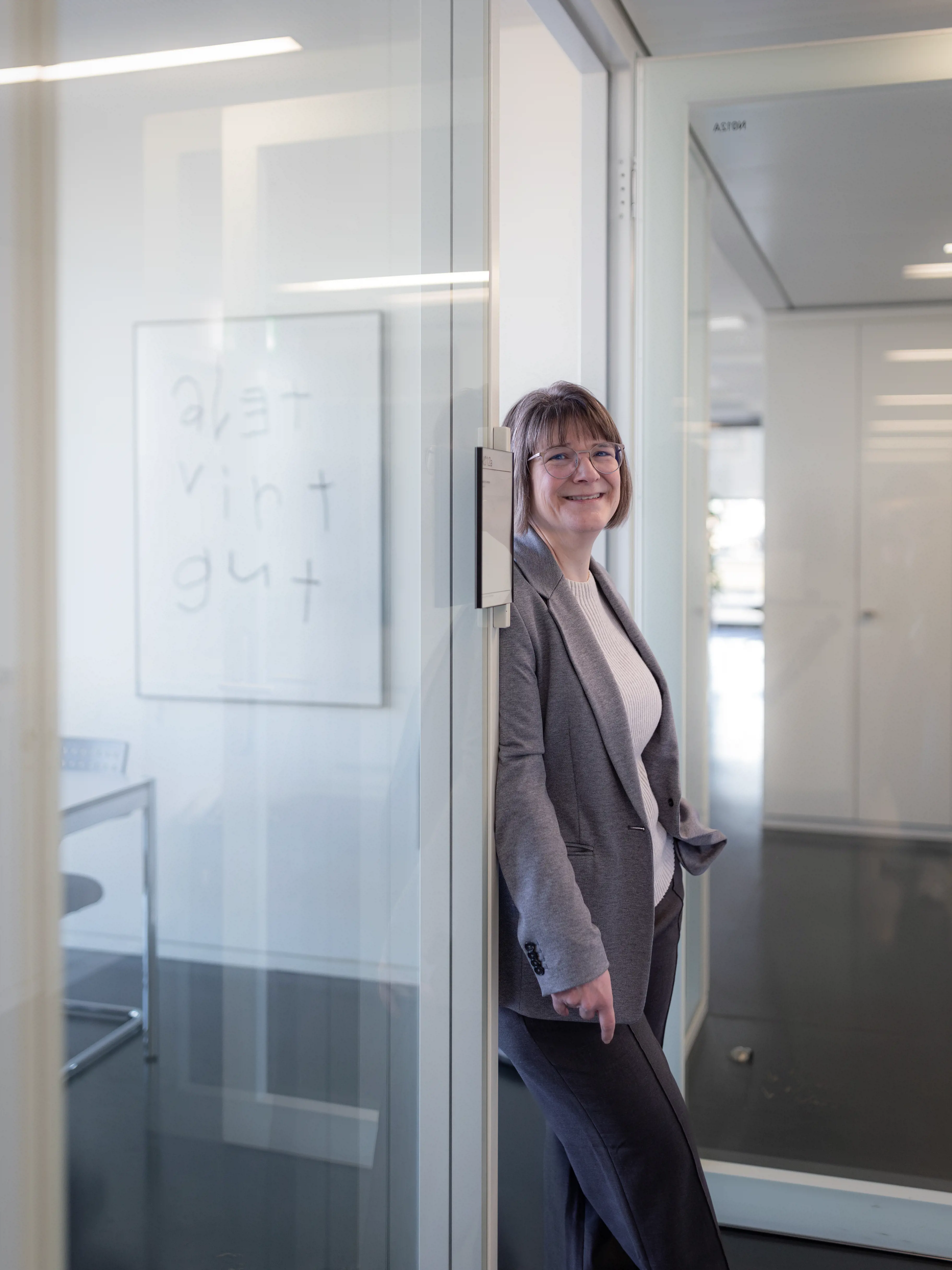 Andrea Schweizer lehnt sich an die Tür ihres Büros.