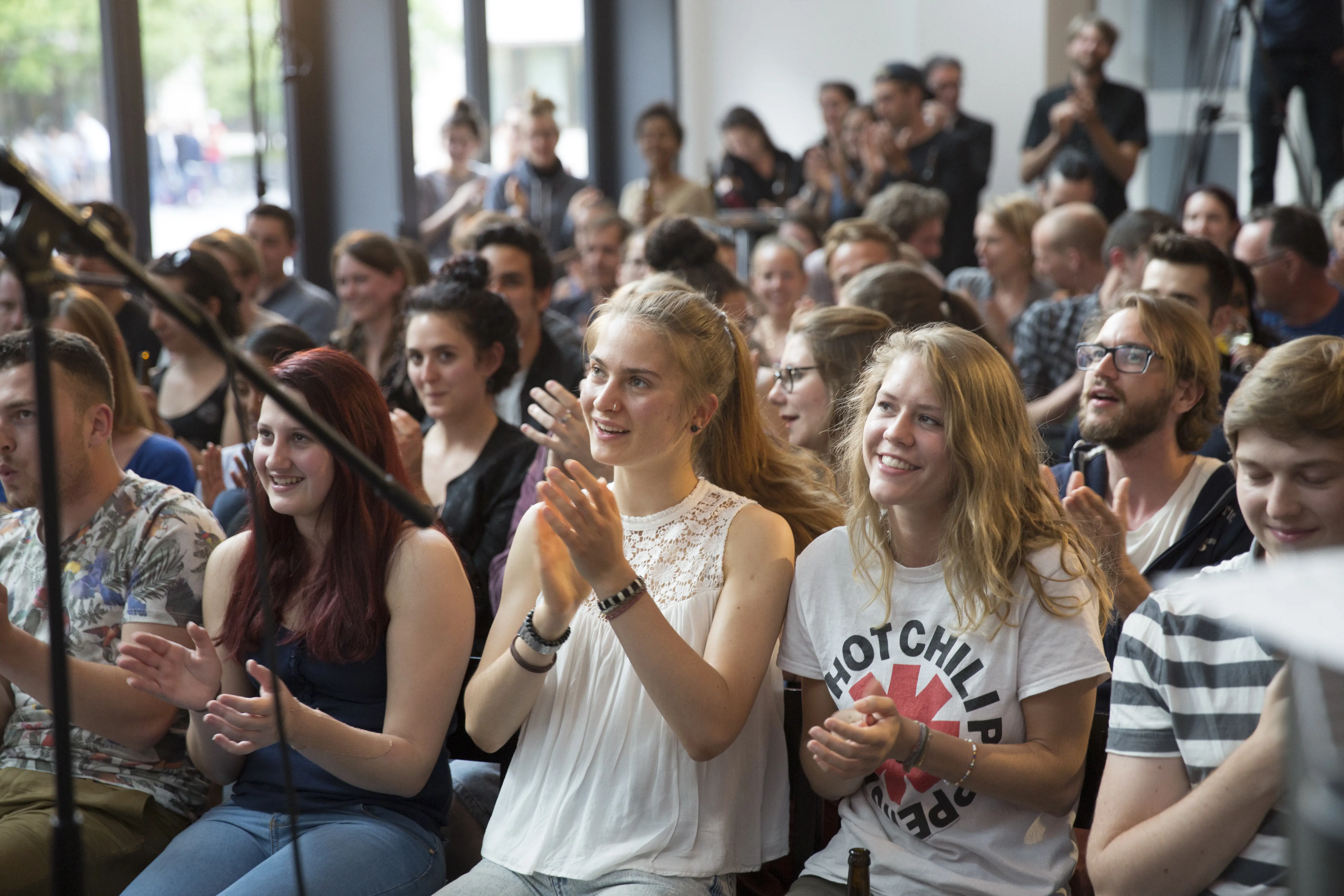 Studierende der PH Zürich applaudieren während eines Poetry Slam.
