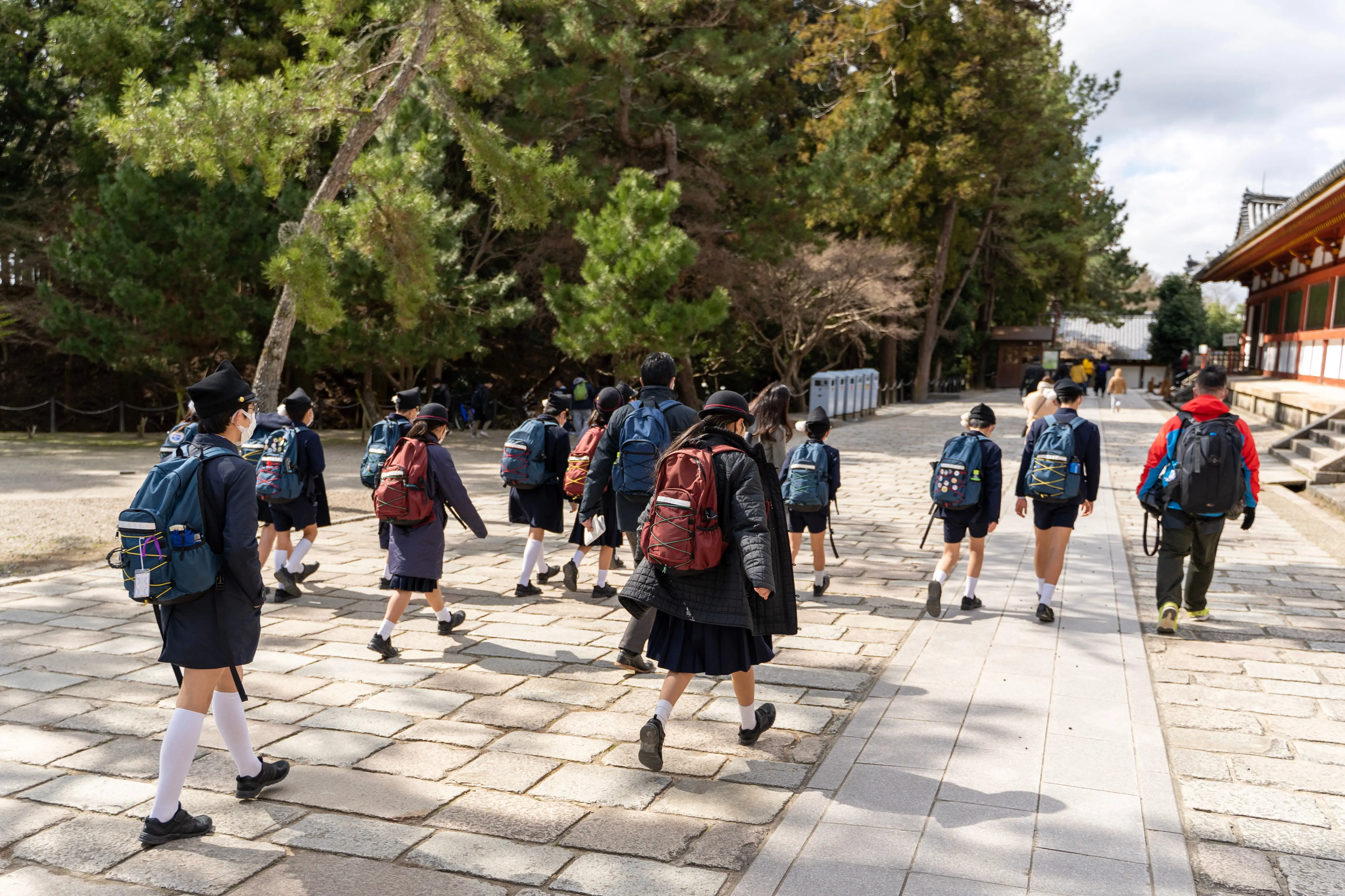 Japanische Schulkinder auf dem Schulweg.
