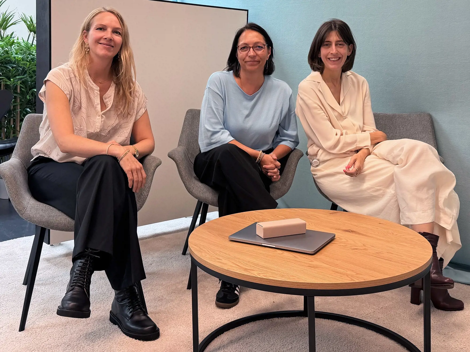 Barbara Getto (links) und Charlotte Axelsson (rechts) mit Moderatorin Wiltrud Weidinger