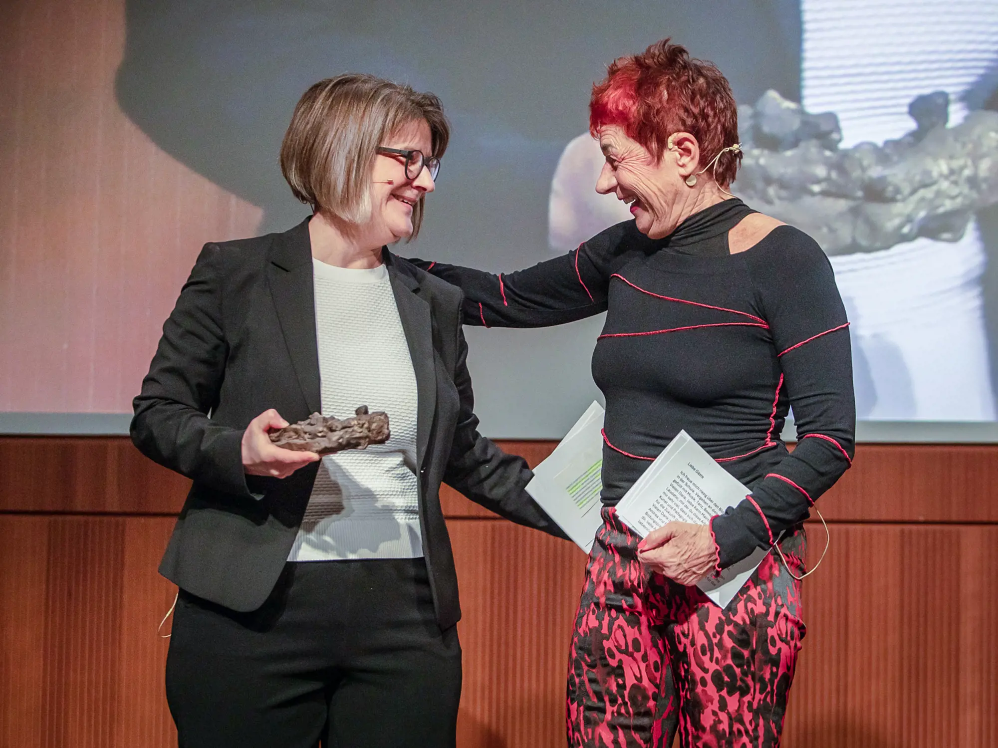 Rektorin Andrea Schweizer gratuliert Elfi Schäfer-Schafroth zum Bildungspreis.