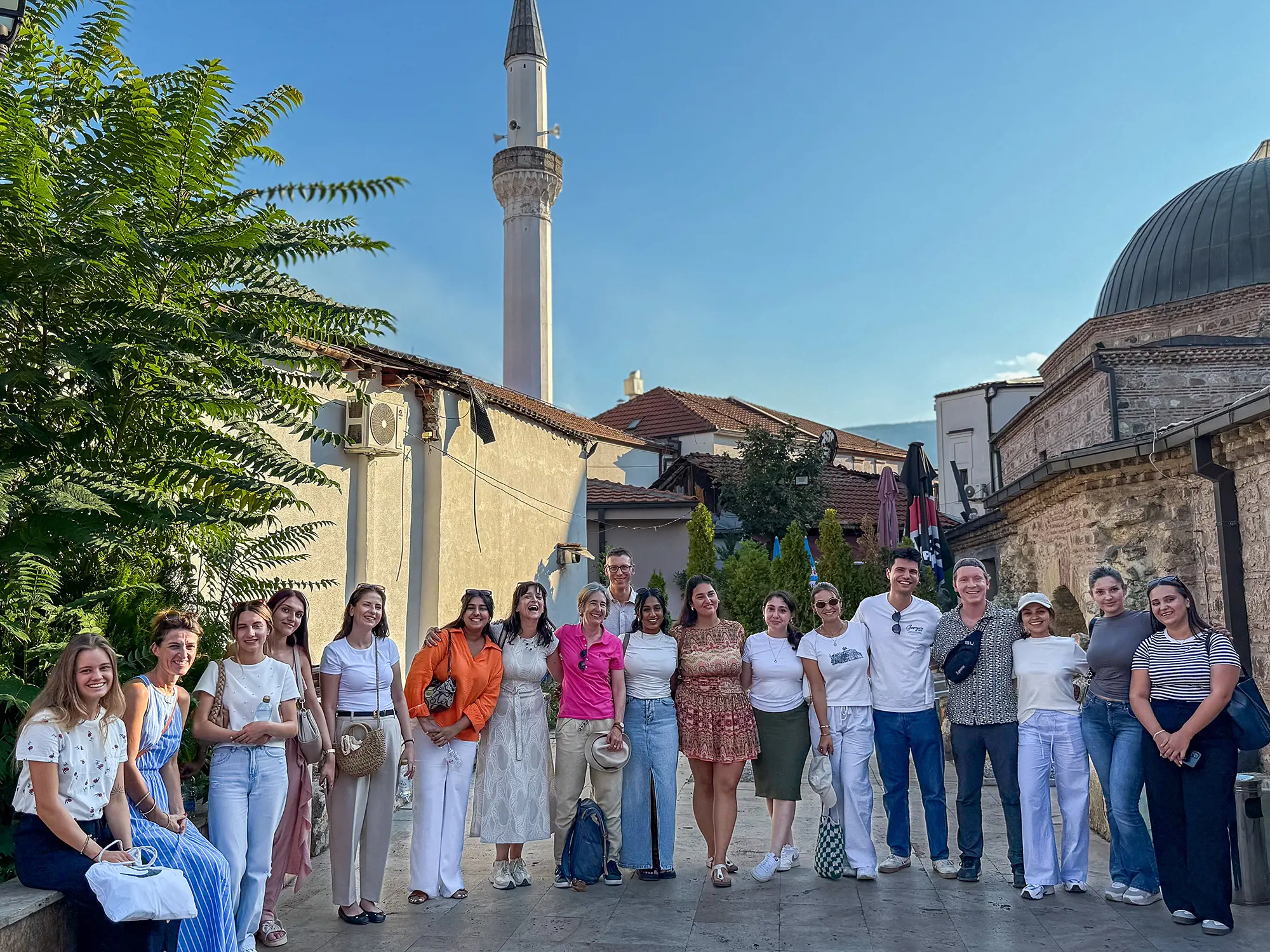 Group photo of PHZH students and lecturers with representatives of the NGO TAKT and volunteers from the SUDECU project in Skopje.