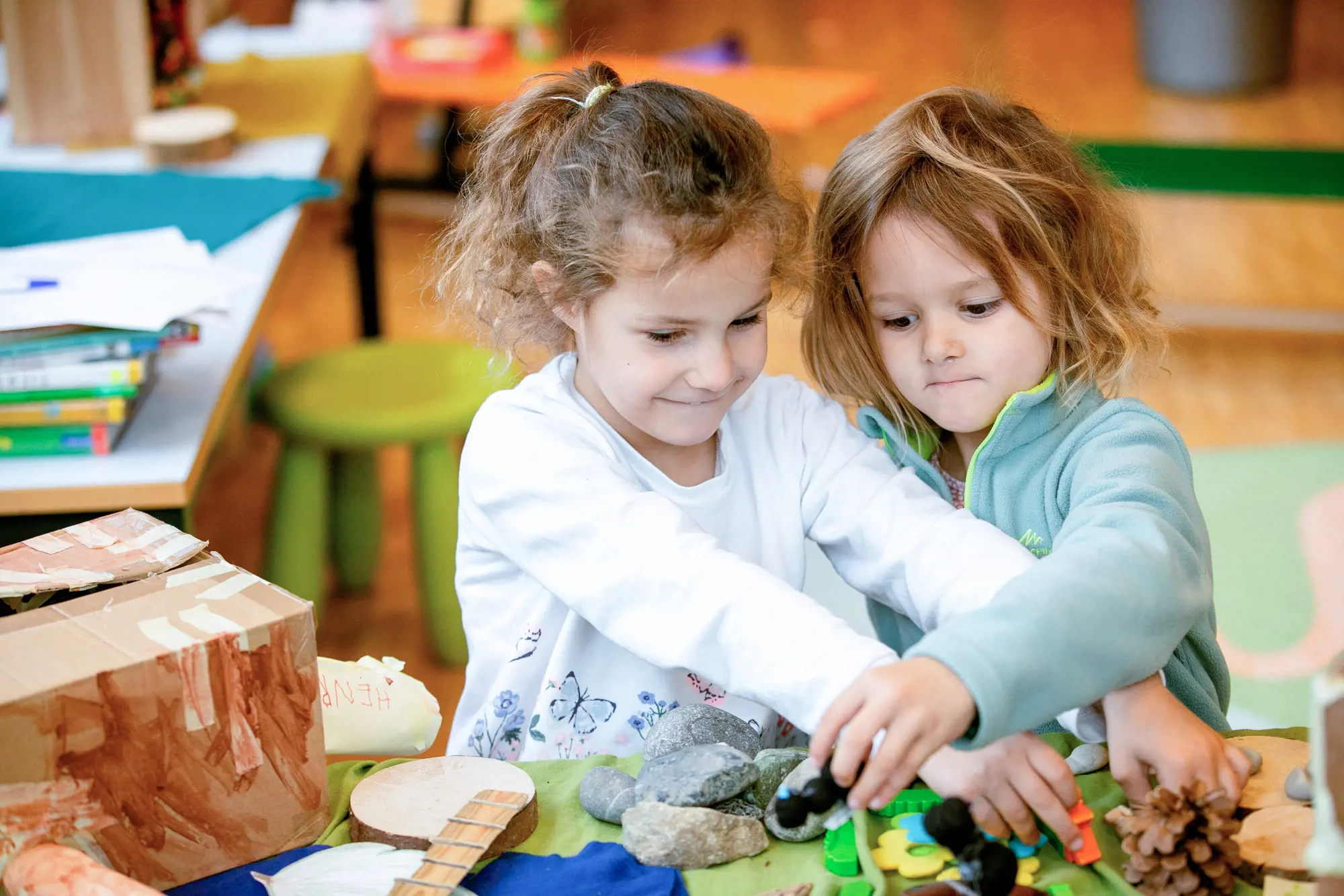 Zwei Mädchen spielen zusammen im Kindergarten.