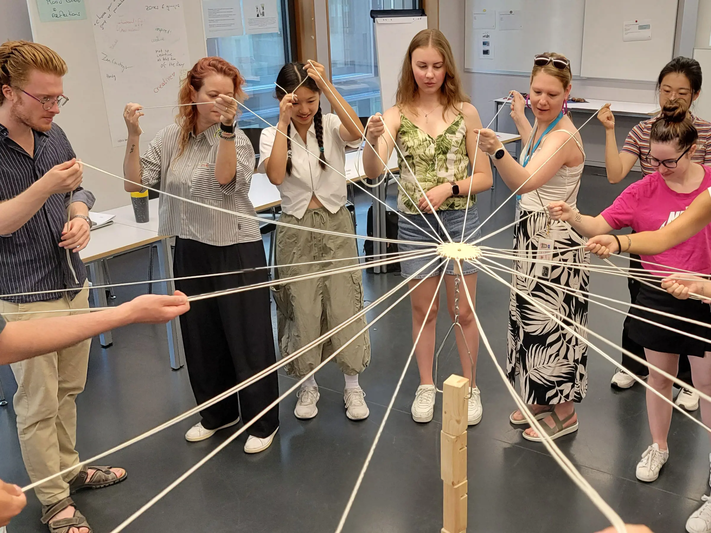 Eine Gruppe mit Teilnehmer:innen der Summer School im Modul "Gamification in Education".