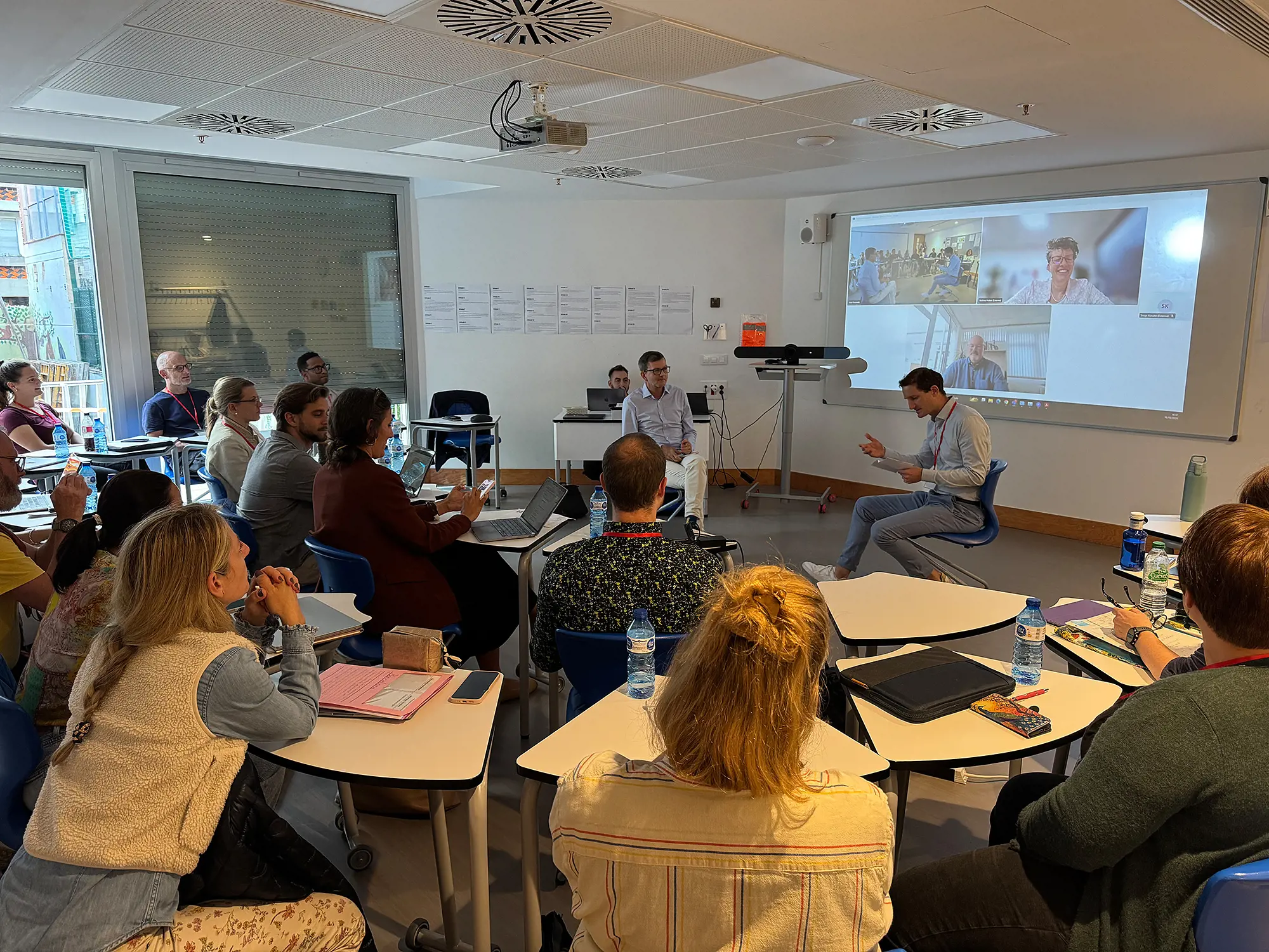 Principals from Switzerland are taking part in a hybrid panel discussion with Bettina Huber, co-principal in Mexico City, and Walter Stooss, principal in Santiago de Chile, appearing on screen, as well as Pascal Affolter, principal in Barcelona, and Serge Künzler, Director of Educationsuisse.