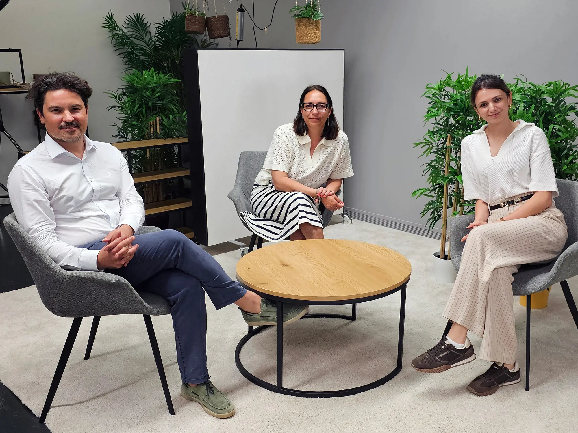 Moderatorin Wiltrud Weidinger (Mitte) mit Elvirë Sinani und Till Woerfel.