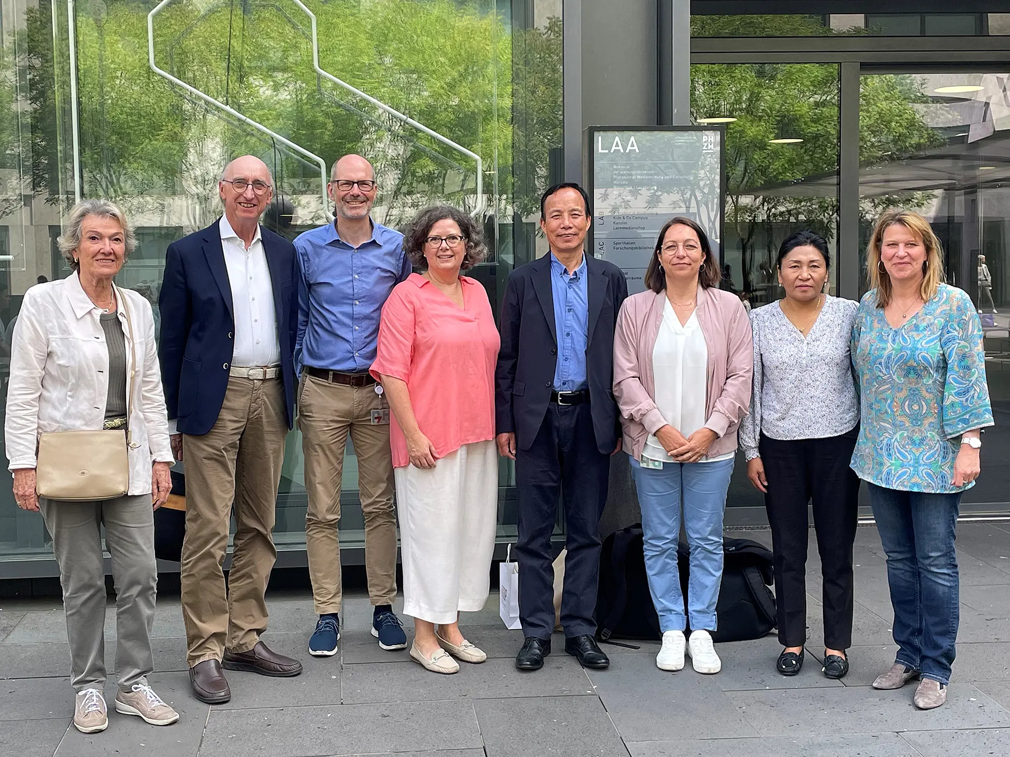 Von links nach rechts: Marianne Frei, Claudio Zingg, Michael Prusse, Corinne Pernet, Nidup Dorji, Wiltrud Weidinger Meister, Karma Tshering, Friederike Hoch