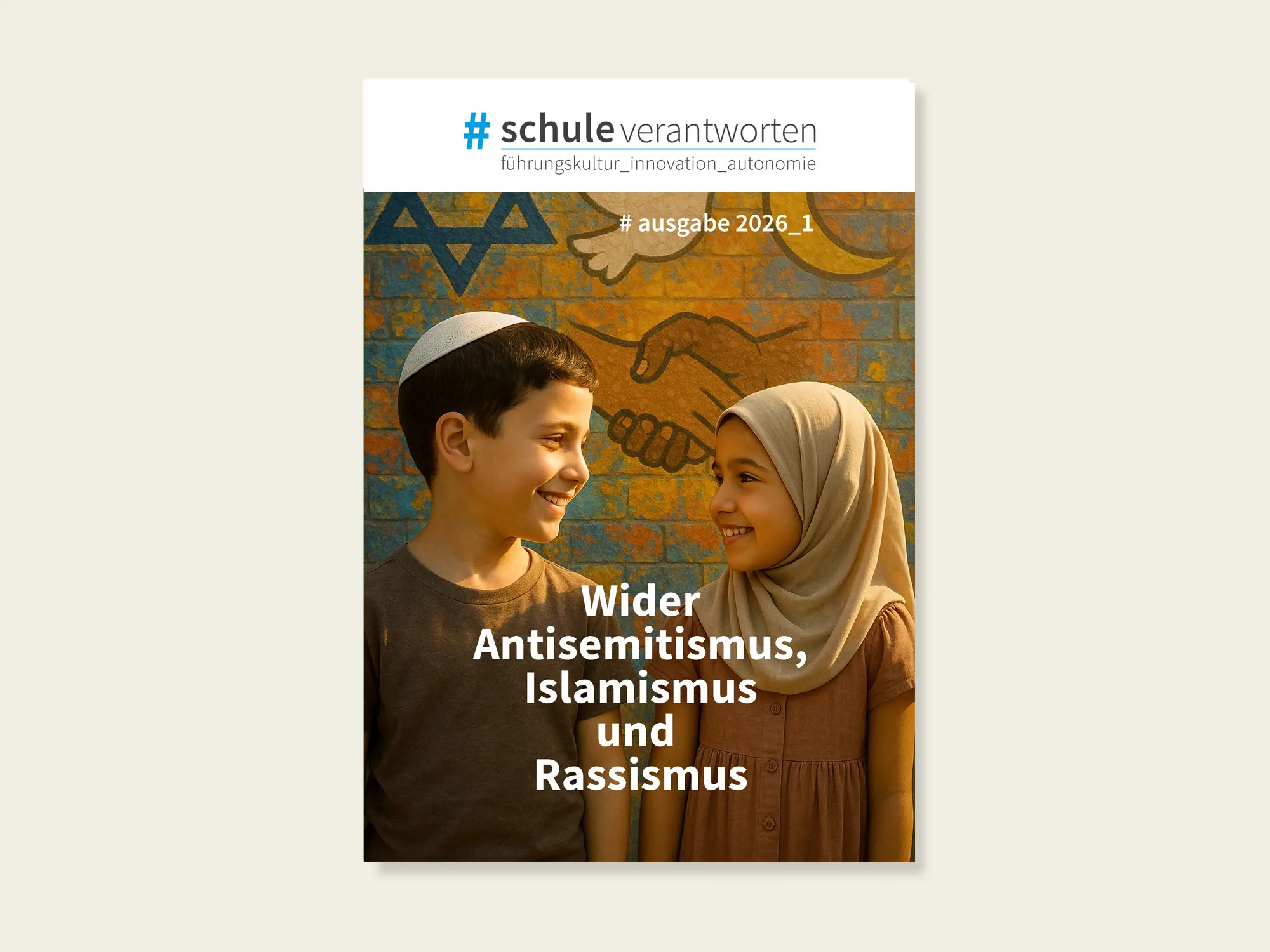 Die Titelseite der Ausgabe 1/2026 von #schuleverantworten zeigt einen jüdischen Jungen und ein muslimisches Mädchen, die sich lächelnd ansehen, mit einer Wandmalerei im Hintergrund, die eine Händeschüttelung, einen Davidstern und einen Halbmond zeigt. Der Text «Wider Antisemitismus, Islamismus und Rassismus» steht in der Mitte.