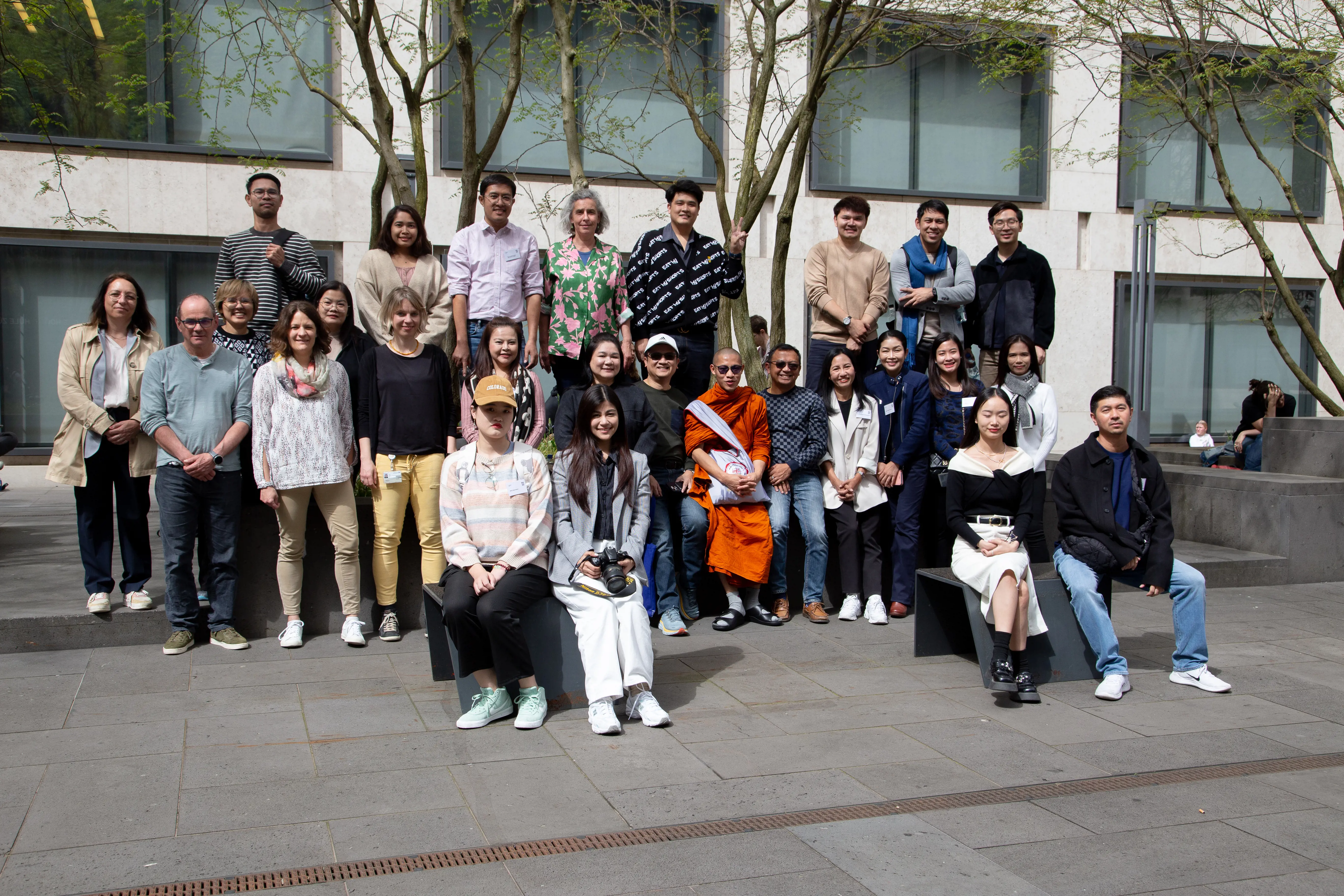 A group picture with students from Srinakharinwirot University Thailand and representatives of the PH Zurich on the campus square of the PH Zurich.