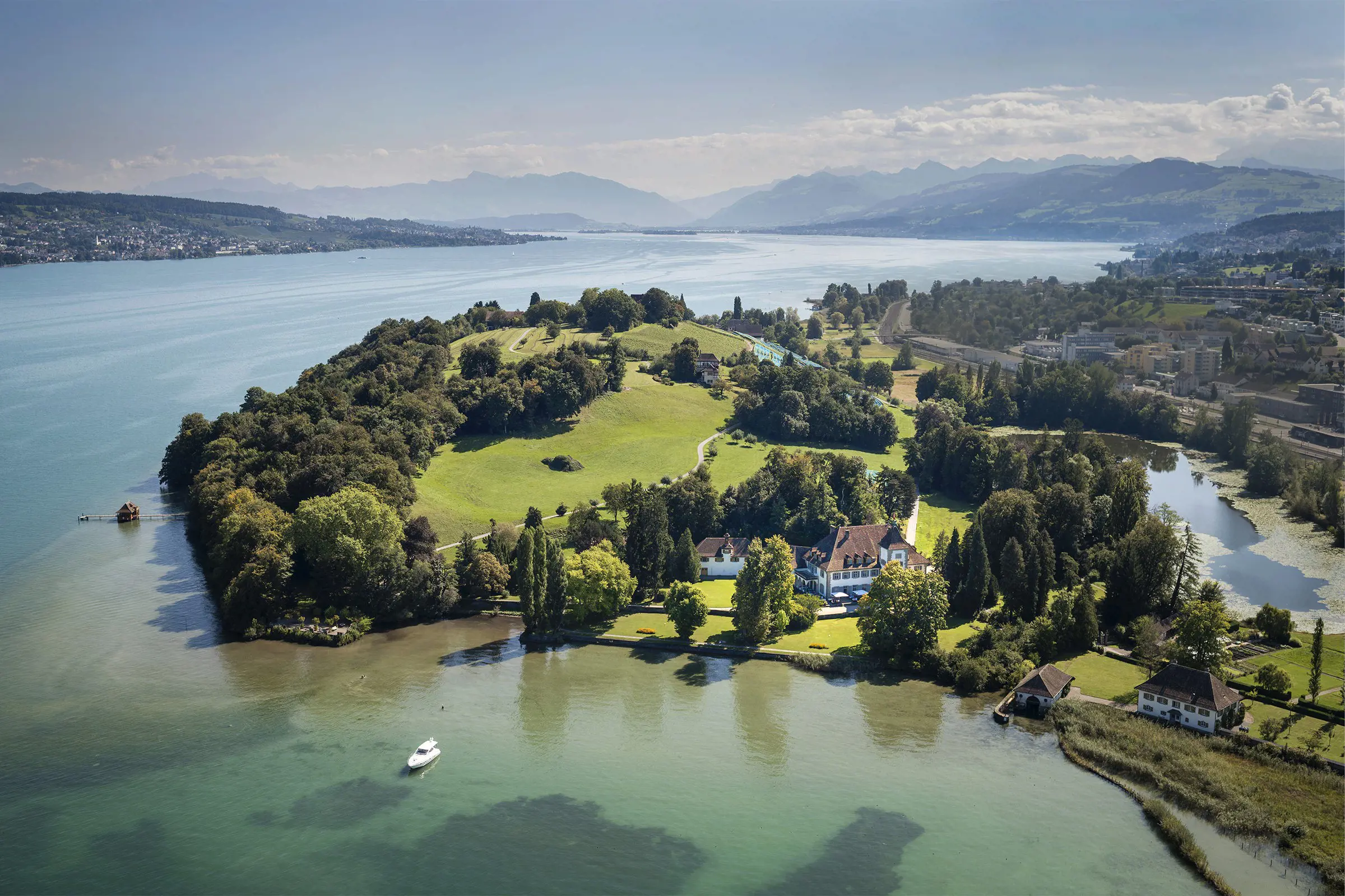 Flugperspektive auf die Halbinsel Au an einem sonnigen Tag