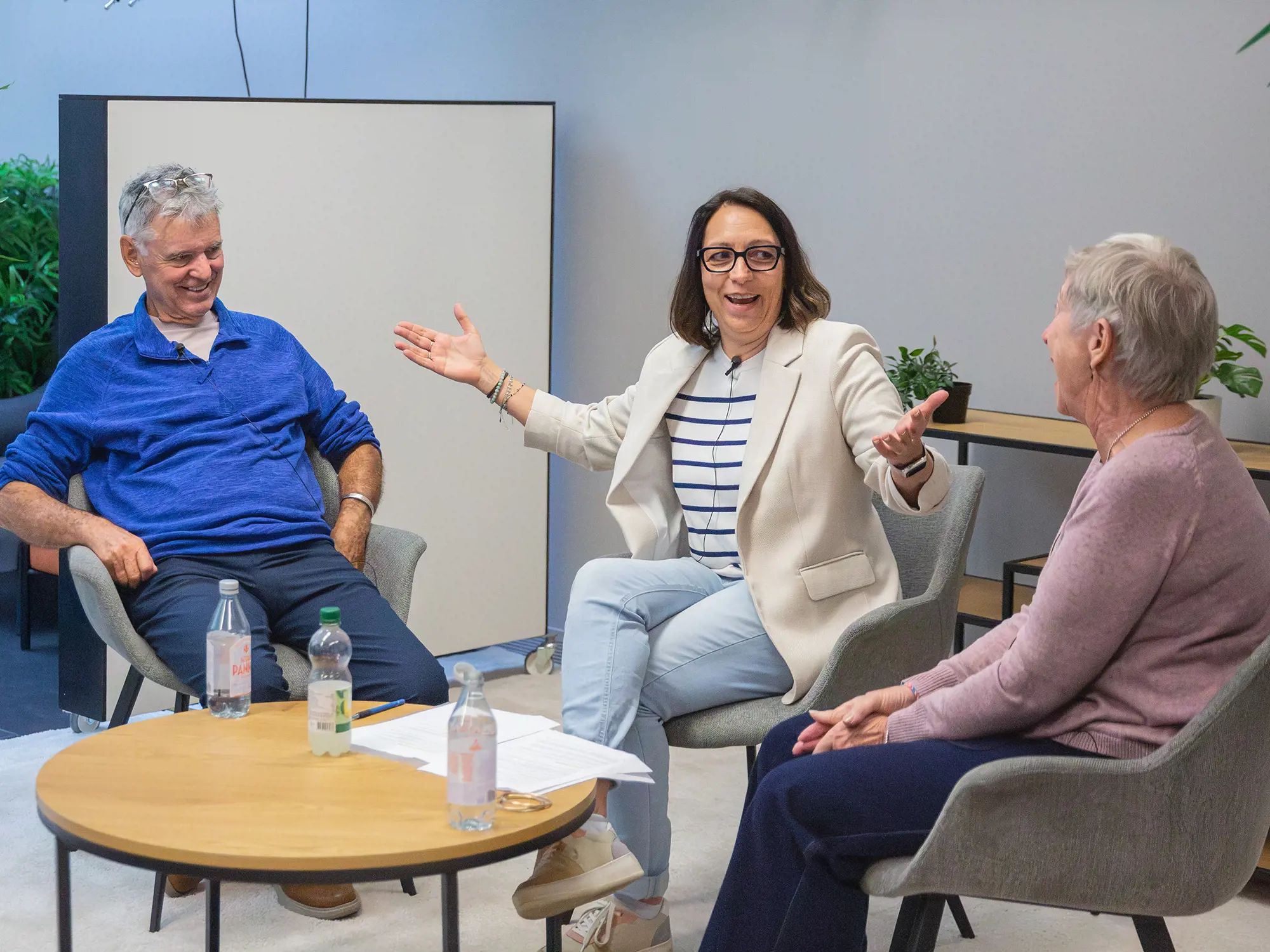 John Hattie (r.) and Janet Clinton in conversation with Wiltrud Weidinger.